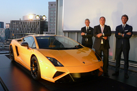 「ランボルギーニ・ガヤルドLP570-4スクアドラ コルセ」とアウトモビリ・ランボルギーニ代表兼CEOのステファン・ヴィンケルマン氏（右）、ブランパン副社長のアラン・デラムラ氏（中）、ランボルギーニ・ジャパン カントリー・マネージャーのエジナルド・ベルトリ氏（左）。
    