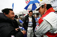 スタート前のグリッド風景。国内レースに復帰する高木虎之介（ZENTセルモスープラ／右）に、“恩師”中嶋悟（EPSON NSX総監督／左）が声をかけにやって来た。「ヒットする（ぶつける）のはナシにしようぜ」と冗談を飛ばあっていた。