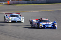 「カテゴリー混走模擬レース」。セバスチャン・フィリップの駆る「R92CP」（1992）を柳田真孝の「R390GT1」（1998）が追う。