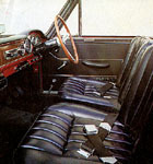 スパイダーにはバケットシートやタコメーターなどが標準装備されていた。