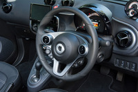 高さ調整機構付きのマルチファンクションステアリングホイール。クルーズコントロールやスピードリミッター、インフォメーションディスプレイなどの操作スイッチが備わる。