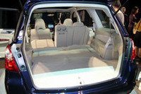 フラットになる荷室。DC12V/120Wのカーゴソケットや床下収納スペースも備わる。