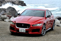 「ジャガーXE」シリーズのフラッグシップモデル「XE S」。3リッターV6スーパーチャージドユニットを搭載する。車両価格は769万円。