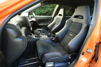 テスト車は「NBR CHALLENGE PACKAGE」専用オプションのレカロ製バケットシートを装備していた。