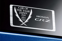 リアクォーターガラスに添えられる、「日本カー・オブ・ザ・イヤー受賞記念ステッカー」。