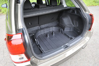 荷室のフロア下には小物の収納に便利なアンダートレーが用意されている。トレーの深さは浅いところで約6cm。