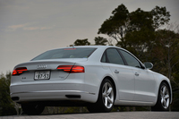 「3.0 TFSIクワトロ」のリアビュー。バンパーが直線基調になり、テールパイプエンドが台形になるなど、リアまわりのデザインにも、多少手が加えられた。
    