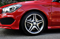 装着されるタイヤのサイズは225/40R18。
    