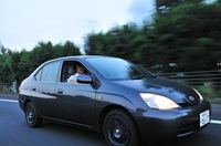初代「プリウス」の燃費が渋滞で伸びることに大興奮！（写真＝池之平昌信）