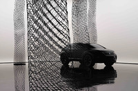 ダイアモンド・ピラーの奥に「LF-Xh」のモデルが。（写真＝トヨタ自動車）