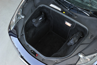 フロントには、荷物の収納ペースが確保される。写真左側に見えるポーチは工具入れ。右側にはパンク修理キットが収まる。