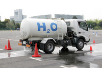 ドライ路面でのブレーキング特訓の後、散水車で水を撒いてウェット路面での練習も行う。