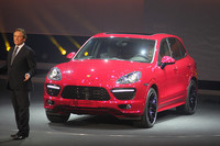 「ポルシェ・カイエンGTS」と元レーシングドライバーのジャッキー・イクス氏。