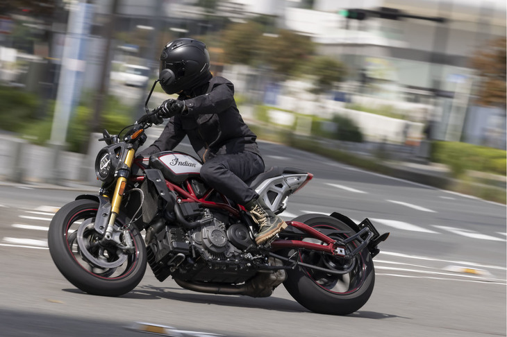 2022年モデルの「FTR」シリーズではエキゾーストパイプの取り回しも変更。車高を落としつつも、43°のリーンアングル（米国仕様参考値）を確保した。