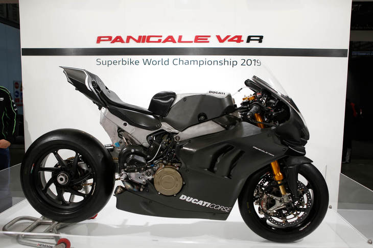 来季（2019年シーズン）のスーパーバイク世界選手権に向け、テストを重ねている「パニガーレV4R」の競技用モデル。各部のパーツは継ぎはぎだらけで、フレームなどの溶接痕も生々しいまさにテスト車だ。本来なら一般ユーザーの目に触れることのない車両だが、ドゥカティはあえて展示し、レースへの意気込みを表現した。