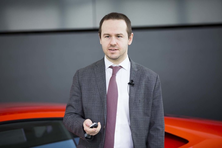 ウラカンEVOローンチプロジェクトマネージャー、ヴィットリオ・ミラノ氏がイタリアより来日。ウラカンEVOの装備やパフォーマンスなど、車両説明を行った。