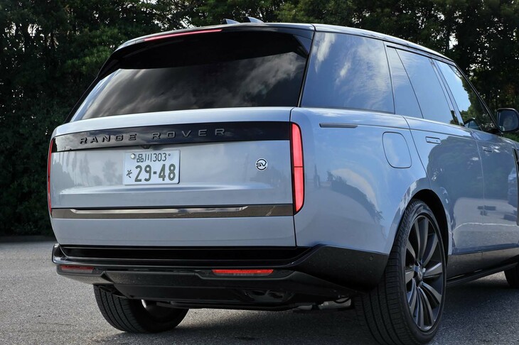 リアまわりの意匠もミニマリスムを追求したもの。ハイパフォーマンスモデルながら、後続車を脅かすようなディフューザーなどはなく、マフラーも隠すように下向きに配置されている。