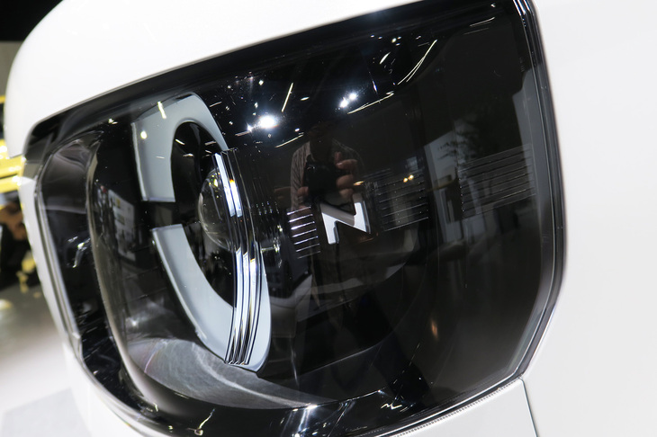 ホンダN-BOX（ヘッドランプ内の「N」ロゴ）