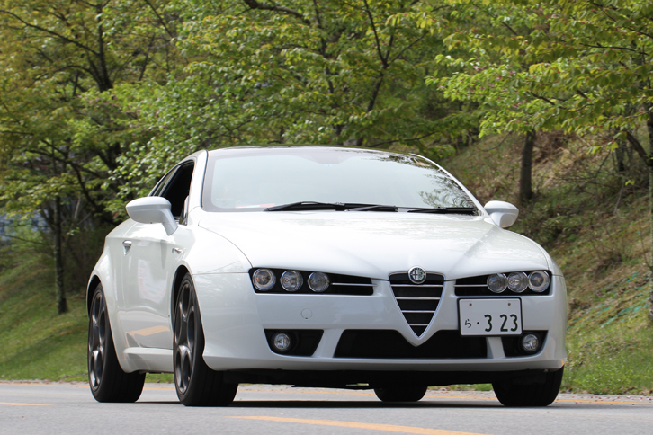 2005年にデビューした「ブレラ」。ジウジアーロがスタイリングを手がけた、「159」をベースとするテールゲート付きの2ドアクーペ。2010年に生産終了と短命だった。