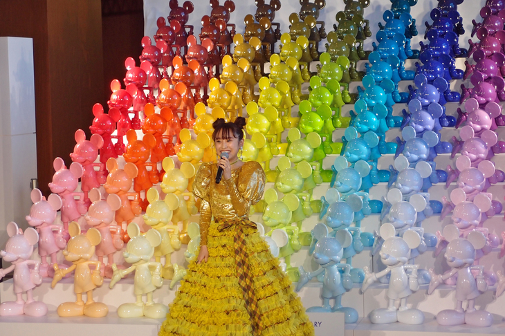 高橋 愛さんが気に入ったミッキーマウス立像は、着用しているドレスと同じイエローのもの（写真左から3列目の下から5、6段目）。2018年を振り返りつつ、「今年はたくさん笑って過ごせた年。色に例えるなら、まさに明るいイエローですね」などとコメントした。