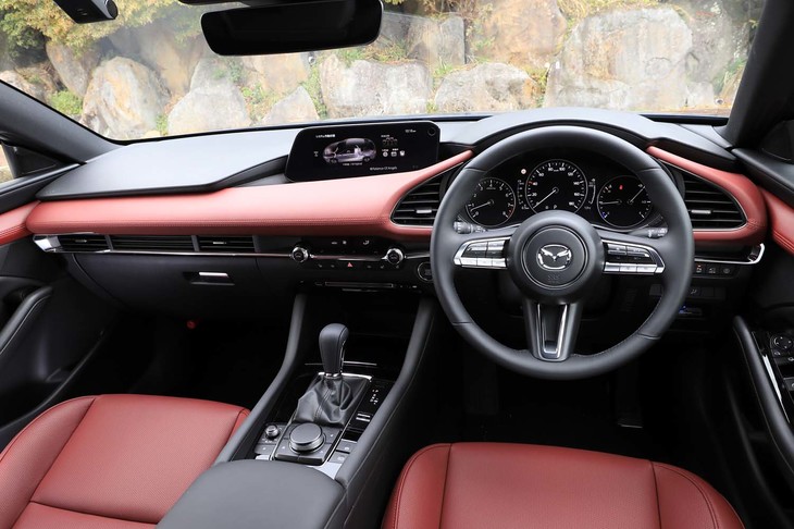 インテリアカラーは「バーガンディーセレクション」専用のレッド。メーターパネルとその両サイドのエアコン吹き出し口を、ドライバーを中心に左右対称としたコックピットがマツダのこだわりだ。