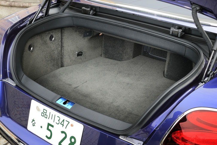 トランクルームの容量は260リッター。長尺物を積み込むためのトランクスルー機構が備わる。