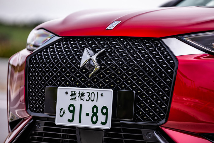 従来型でブラックの小さなひし形に三角形のクロームのアクセントがあしらわれていたフロントグリルは、今回のマイナーチェンジで、格子の中に小さなクロームのひし形が埋め込まれる新デザインに変更された。