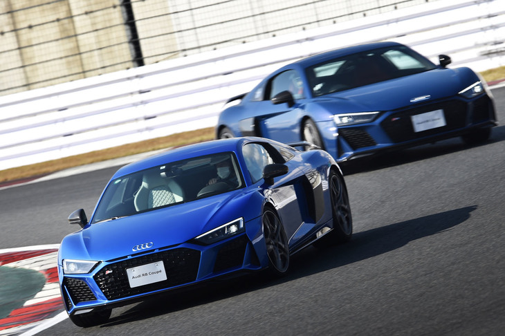 富士スピードウェイの1コーナーに進入する「アウディR8」。