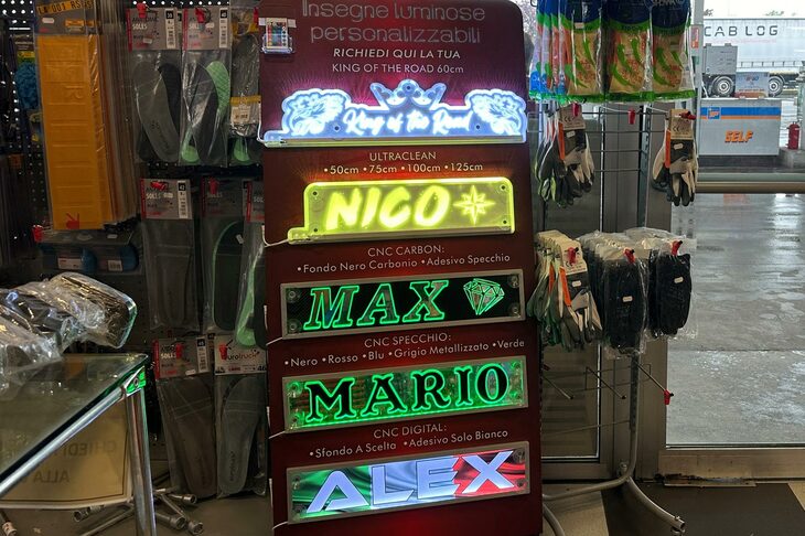 ドライバーのファーストネームやニックネームを表示する電飾プレート。