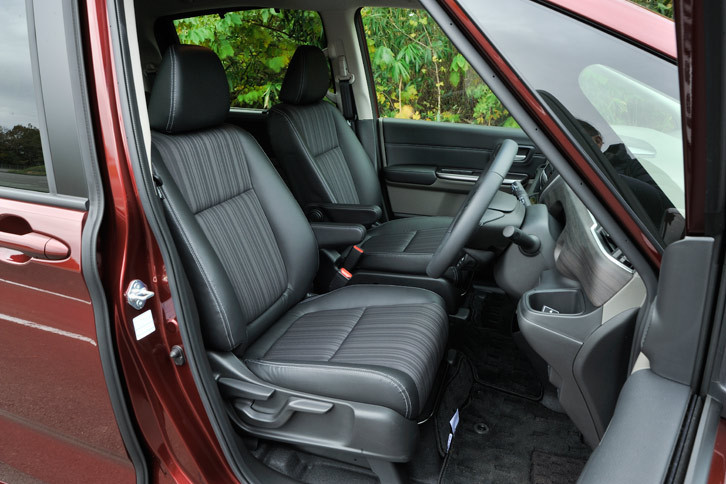 「ハイブリッドEX」に装備される、プライムスムース（合成皮革）とファブリックのコンビシート。