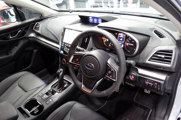 「インプレッサ スポーツ」のインストゥルメントパネルまわり。新しいデザインコンセプトにのっとり、大幅に改善された内外装の質感も新型の特徴となっている。