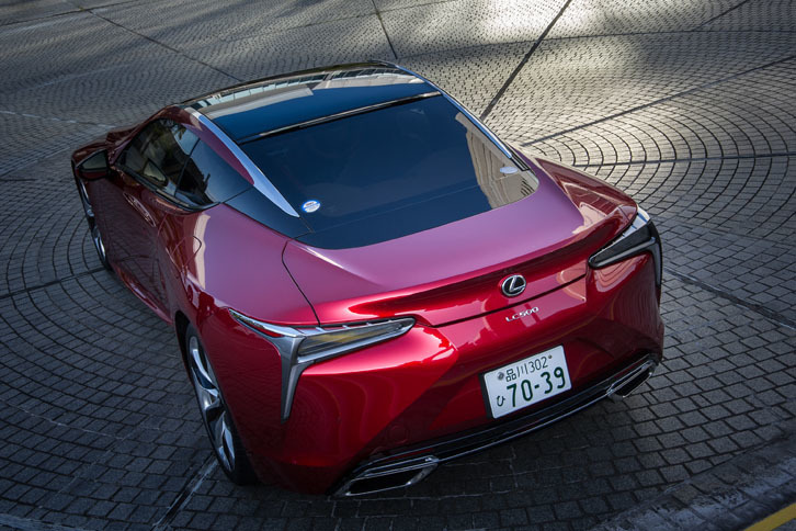 レクサスの新たなフラッグシップクーペとして開発された「LC」。どの方向から眺めても、エレガントな曲線美を堪能できる。