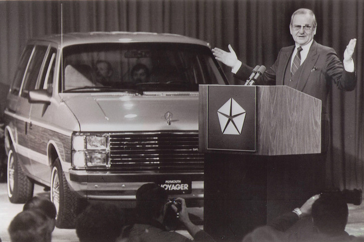 報道陣に「ダッジ・キャラバン／プリムス・ボイジャー」を紹介するアイアコッカ氏（1983年）。