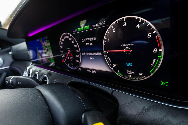 12.3インチの液晶パネルを2枚並べたコックピット。メーター表示は「スポーティー」「クラシック」「プログレッシブ」の3タイプから選べ、ハイブリッドシステムのエネルギーフローもインフォメーションディスプレイ上に表示できる。