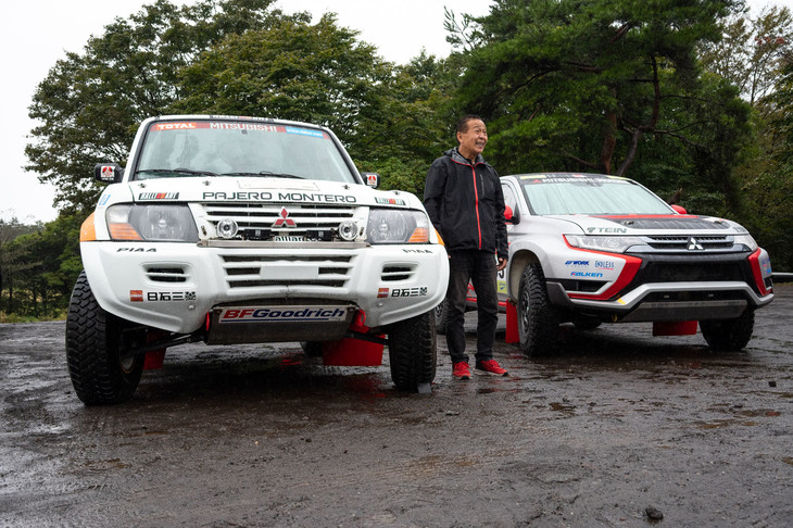 会場には2002年のダカールラリーを制した「パジェロ スーパープロダクション仕様」と、2015年のバハ・ポルタグレに参戦した「アウトランダーPHEV TE仕様」の姿も。両車の間にいるのは、2002年・2003年とダカールラリーを連覇した増岡 浩氏だ。