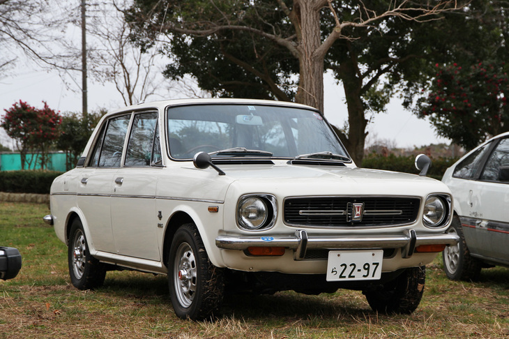 1969年に発売されたものの商業的には大失敗に終わった、DDAC（二重空冷）と称する特殊な空冷エンジンを積んだ「1300」シリーズ。その空冷エンジンを、初代「シビック」用を拡大した水冷の1433ccに換装した暫定的なモデルが、1972年に登場したこの「145セダン」（145はイチヨンゴと読む）。非常に珍しい。