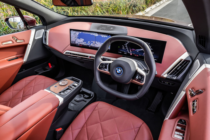 スイッチの数を減らしたシンプルでクリーンなインテリアも「iX」の特徴。今回試乗した車両のダッシュボードは、オリーブの葉の抽出液でなめされたというブラウン系の「カスタネア」レザーで覆われていた。