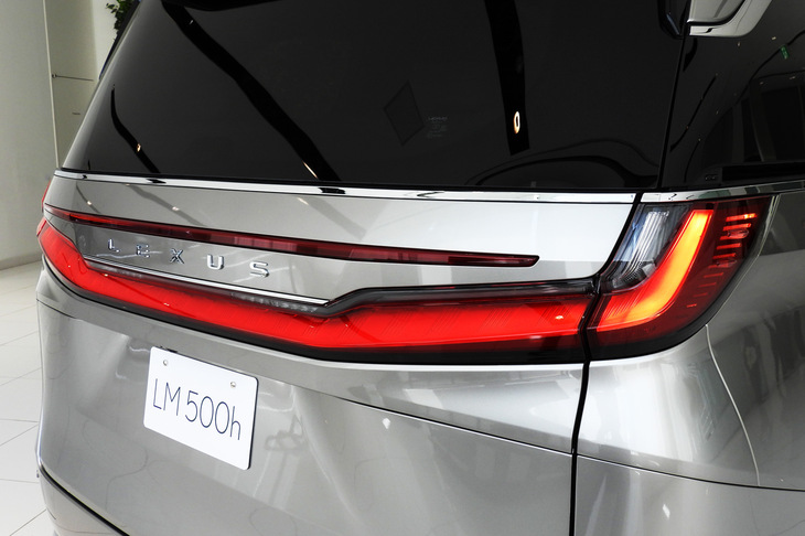 レクサスLM500h“バージョンL”（テールランプ）