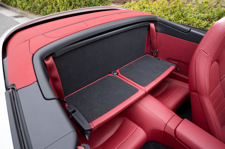 大人が長時間座るのは難しいリアシートだが、「911」は背もたれを倒して荷物置きとしてのユーティリティー性を高められるのがポイントだ。