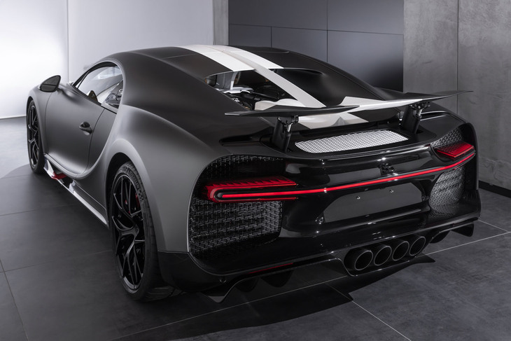 ブガッティ・シロン スポーツ“レ・レジェンド・デュ・シエル”（リアビュー）