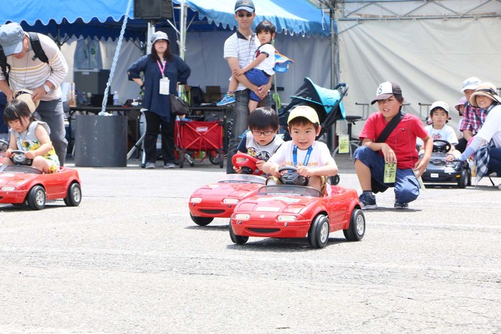 開会式後の恒例イベントがチビッ子たちの「ペダルカーレース」。マシンは、既に絶版となった貴重な「ユーノス・ロードスター」のペダルカー。一生懸命ペダルを漕（こ）ぐ姿は、実にほほ笑ましい。これも次世代育成の大切なイベントだ。