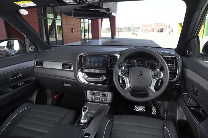 
	スポーティーで上質な空間が演出されたインテリア。「Sエディション」には、Apple CarPlayとAndroid Autoに対応した「スマートフォン連携ディスプレイオーディオ」が標準で備わる。
	