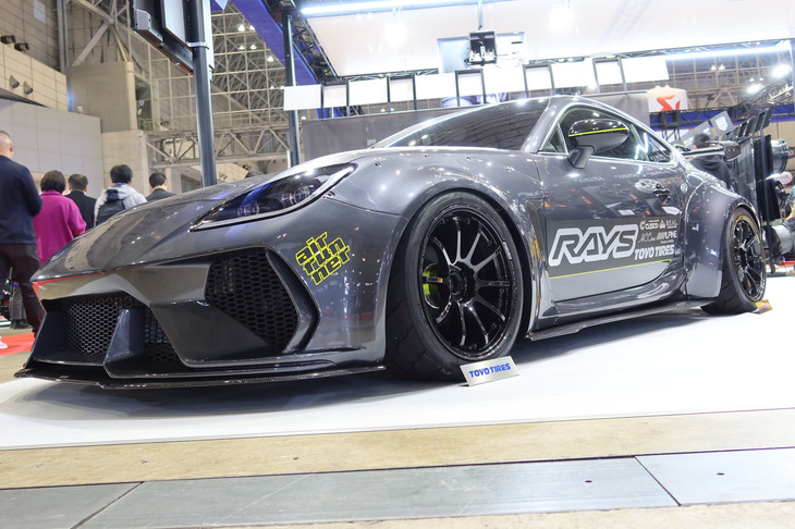 写真の「GR86」が装着しているのは、鍛造ワンピースホイールの「グラムライツ57NR」。カラーは写真の「グロスブラック」のほか「ダークブロンズ」も選べる。