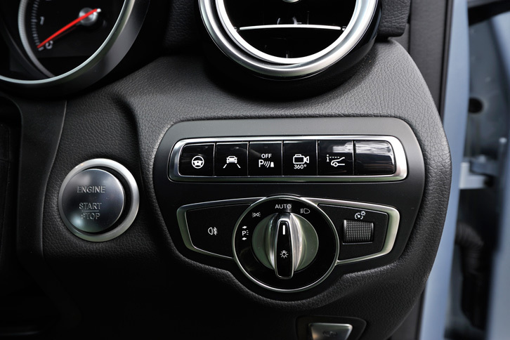 運転支援システムは充実しており、自動操舵（そうだ）技術を用いたパーキングアシストやレーンキーピングアシスト、前走車追従機能付きクルーズコントロールなどが標準装備される。