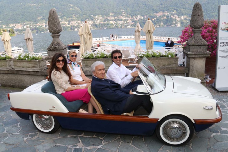 もっと過去のアニェッリ特注車。カロッェリア、ボアーノによるビーチカー「フィアット500スピアッジーナ」。ボディーの上半分こそ白だが、下部はやはりブルーに塗られている。