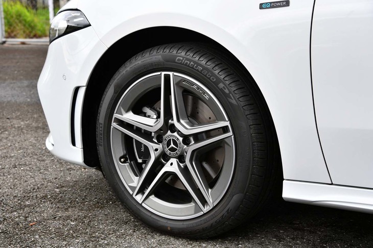 「AMG 5ツインスポーク」と呼ばれるデザインの、18インチアルミホイール。組み合わされるタイヤはピレリの「チントゥラートP7」。