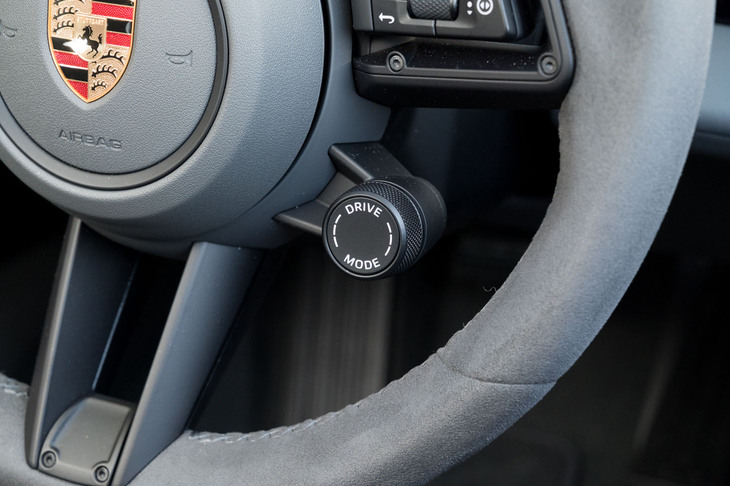 ステアリングホイールに備わる、ダイヤル式のドライブモードセレクター。デフォルトの走行モードは「ノーマル」「スポーツ」「スポーツプラス」「レンジ」の4種類で、カスタマイズモードの「インディビジュアル」も用意される。