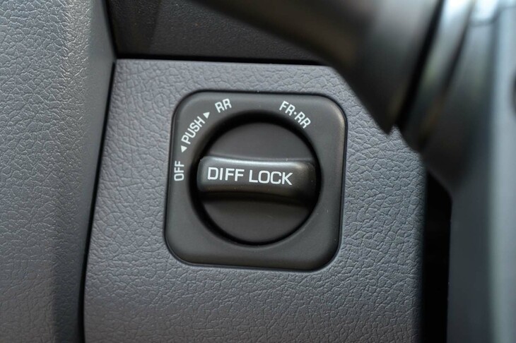 悪路走行時の切り札である、フロント／リアデフロックのスイッチ。「アクティブトラクションコントロール」の採用により、触れる機会は減ることだろう。