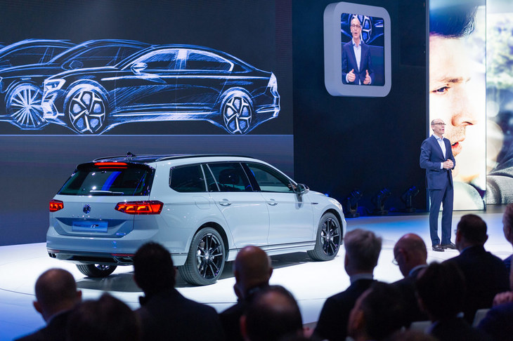 フォルクスワーゲンのラルフ・ブランドステッターCEOと、新型「パサート ヴァリアント」。