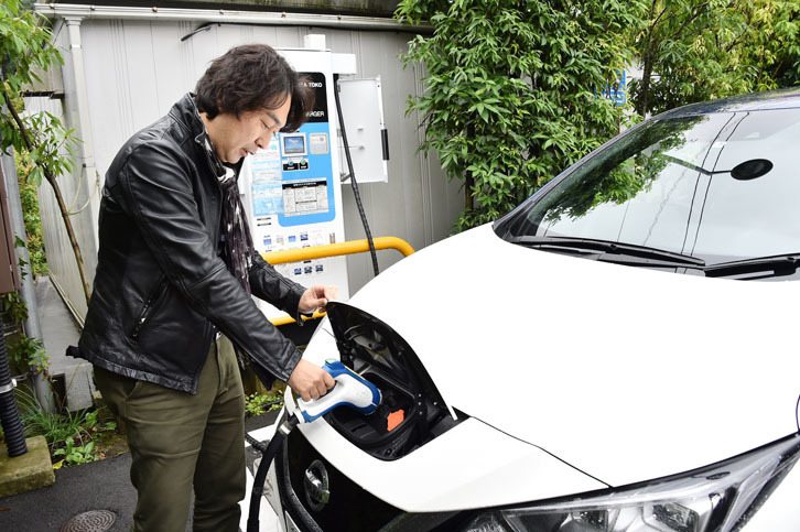 試乗の途中で充電を行う筆者。充電ポートは先代モデルと同様、車両のノーズ部分に設けられている。